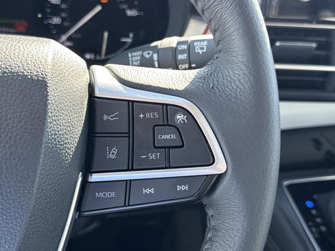 Used 2025 Toyota Sienna XLE image 15