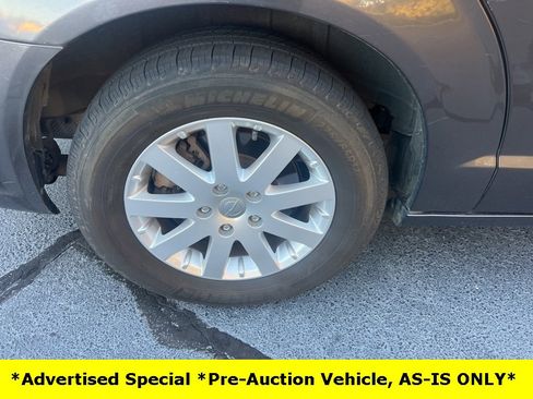 Used 2015 Chrysler Town & Country Touring image 7