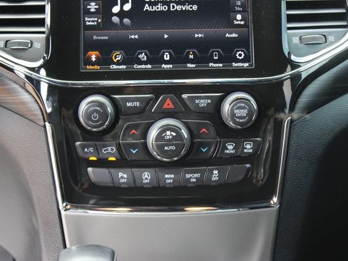 Used 2021 Jeep Grand Cherokee Laredo X image 22