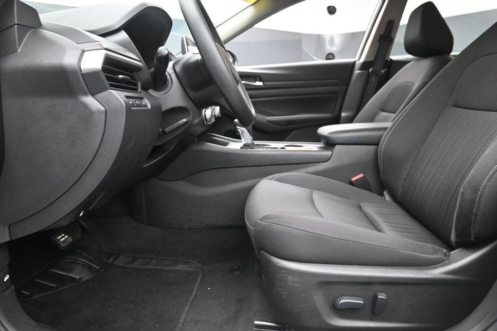 Used 2025 Nissan Altima 2.5 SV FWD image 15