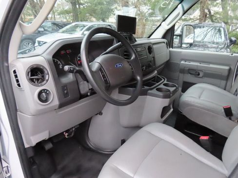 Used 2019 Ford E-350 and Econoline 350 Super Duty w/ Power Windows & Locks Group image 4