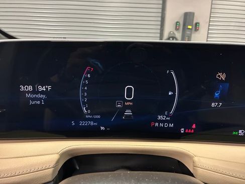 Used 2024 Cadillac XT4 Luxury w/ Cold Weather Package FWD image 15