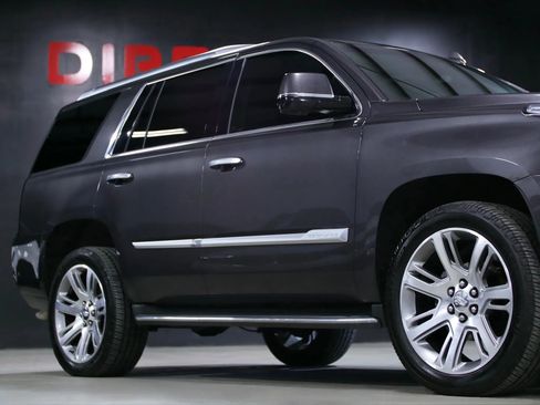 Used 2017 Cadillac Escalade Luxury image 3