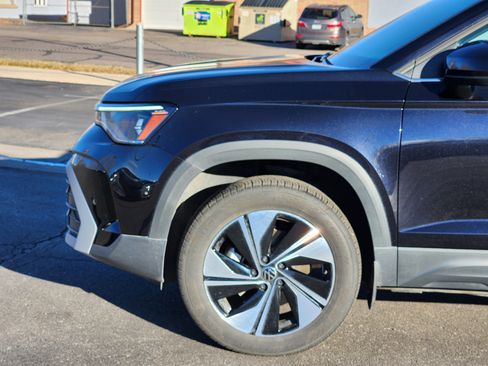 Certified 2025 Volkswagen Taos SE image 3