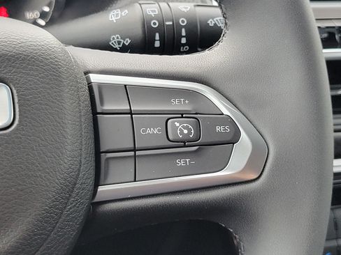 Used 2022 Jeep Compass Latitude AWD/4WD image 11