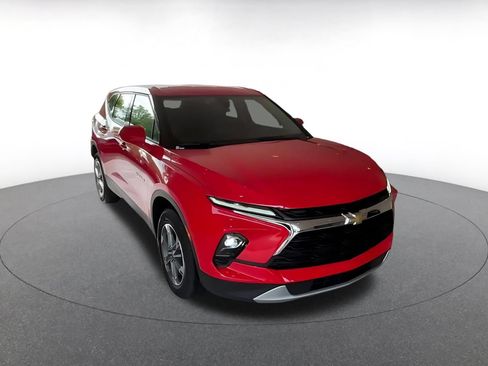 Used 2025 Chevrolet Blazer LT FWD image 3