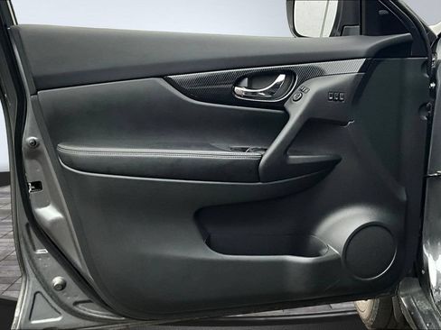 Used 2019 Nissan Rogue SL AWD/4WD image 16
