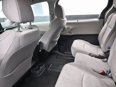 Used 2024 Toyota Sienna LE image 27