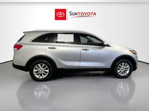 Used 2018 Kia Sorento FWD image 2