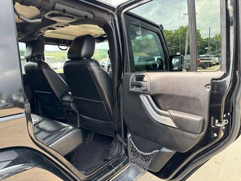 Used 2014 Jeep Wrangler Unlimited Rubicon w/ Connectivity Group AWD/4WD image 40