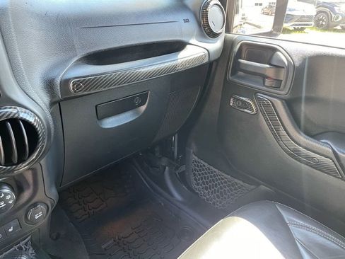 Used 2017 Jeep Wrangler Unlimited Rubicon w/ Connectivity Group image 17