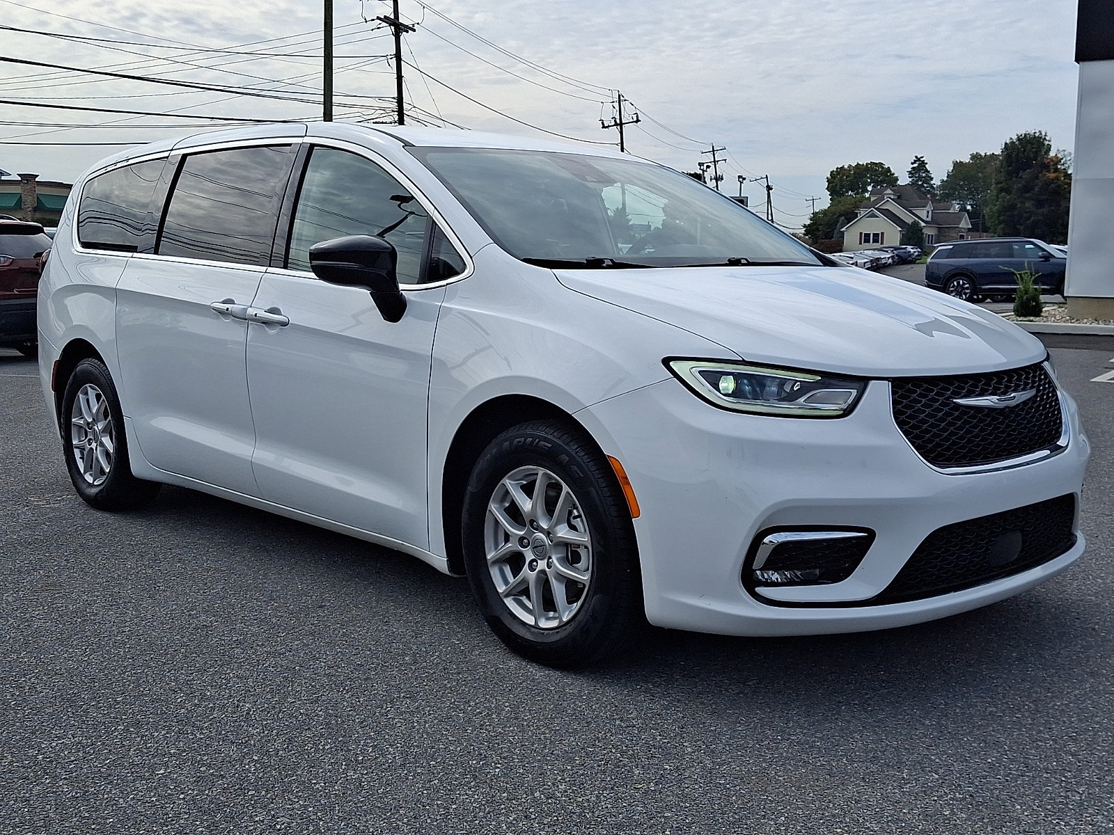 Used 2024 Chrysler Pacifica Touring-L FWD image 1
