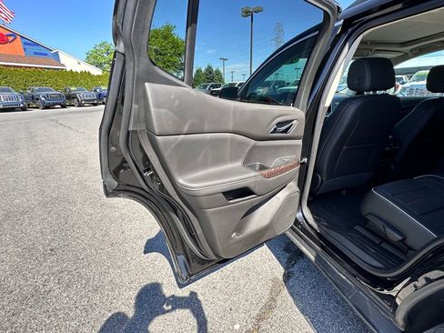 Used 2023 GMC Acadia Denali w/ Denali Ultimate Package AWD/4WD image 26