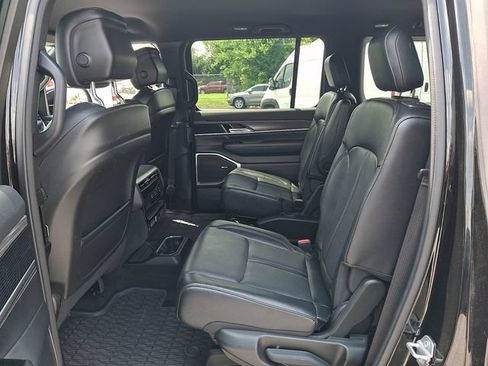 Used 2024 Jeep Wagoneer Series III AWD/4WD image 11