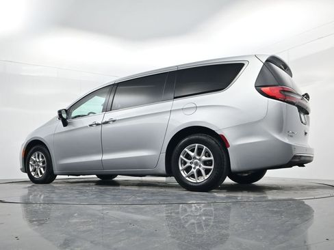 Used 2024 Chrysler Pacifica Touring-L image 42