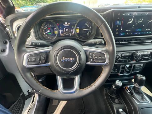 Used 2024 Jeep Wrangler Unlimited Sahara AWD/4WD image 28