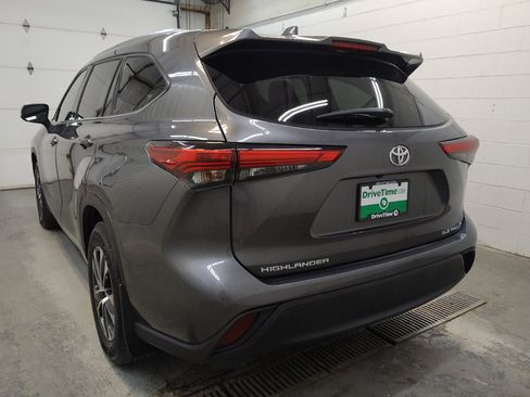 Used 2021 Toyota Highlander XLE AWD/4WD image 5