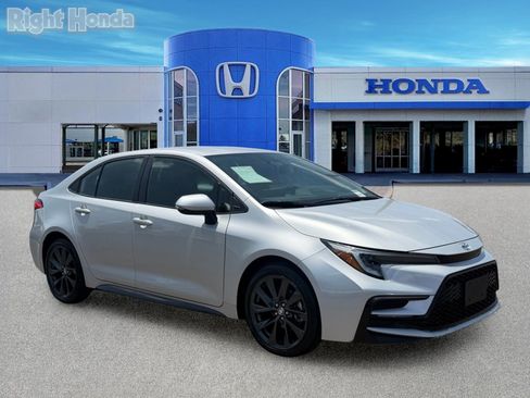 Used 2025 Toyota Corolla SE FWD image 9