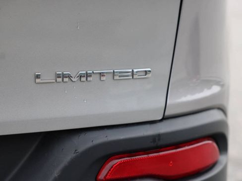 Used 2017 Jeep Cherokee Limited AWD/4WD image 36
