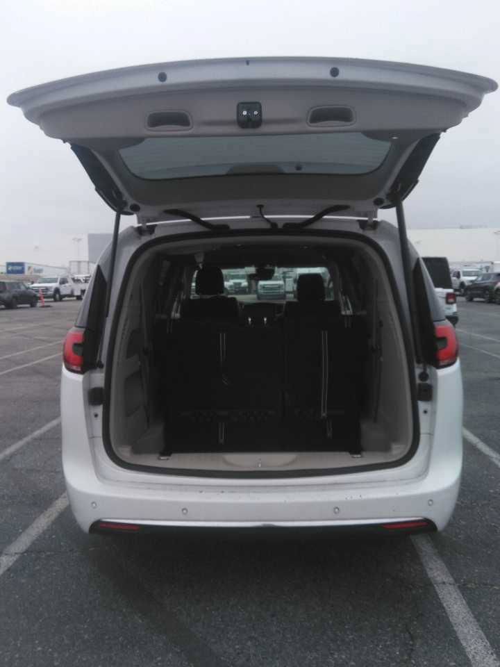 Used 2024 Chrysler Pacifica Touring-L FWD image 12