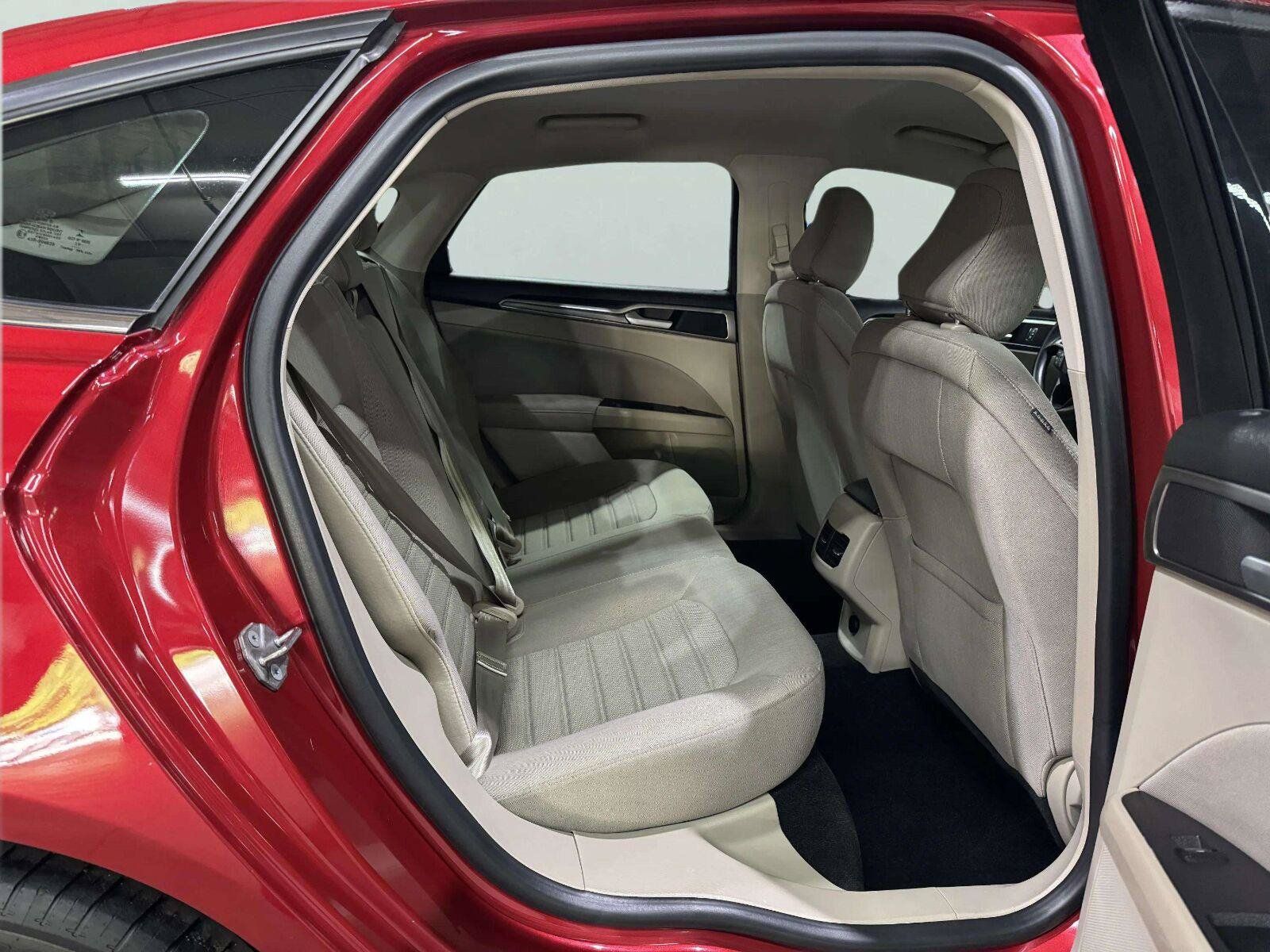 Used 2020 Ford Fusion SE FWD image 36