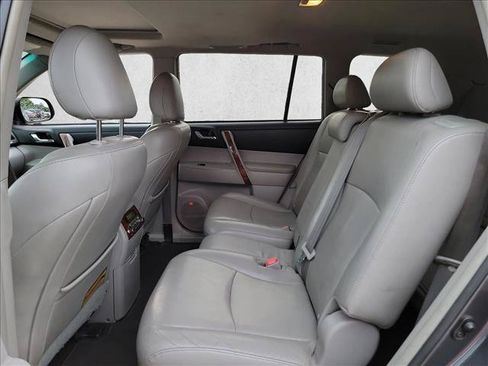 Used 2011 Toyota Highlander Limited w/ Tow Pkg FWD image 11