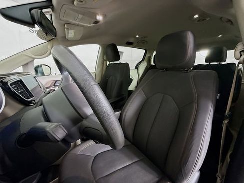 Used 2017 Chrysler Pacifica Touring image 20