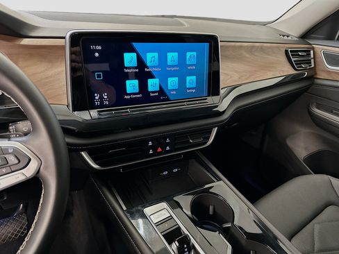 Used 2025 Volkswagen Atlas SE image 26