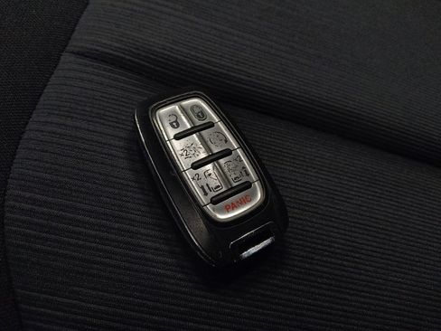 Used 2022 Chrysler Voyager LX FWD image 32