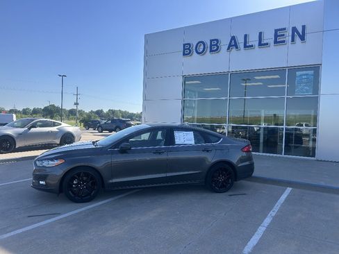 Used 2020 Ford Fusion SE w/ Equipment Group 151A FWD image 2