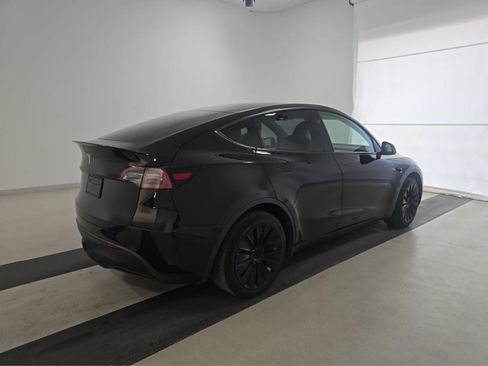 Used 2024 Tesla Model Y 2WD image 4
