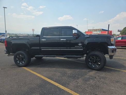Used 2018 GMC Sierra 2500 SLT w/ Duramax Plus Package AWD/4WD image 4