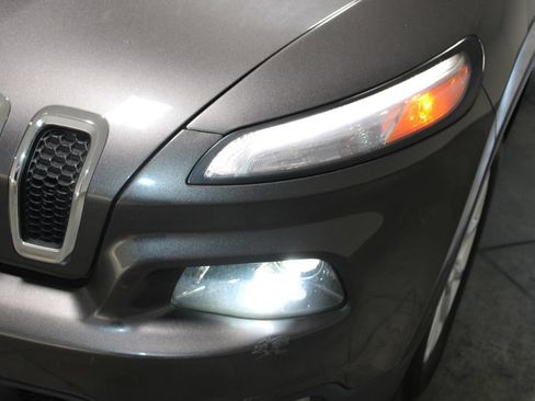 Used 2018 Jeep Cherokee Latitude Plus FWD image 48