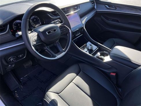 Certified 2025 Jeep Grand Cherokee Limited w/ Black Appearance Package image 28