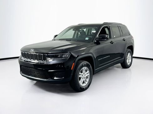 Used 2023 Jeep Grand Cherokee Laredo image 1