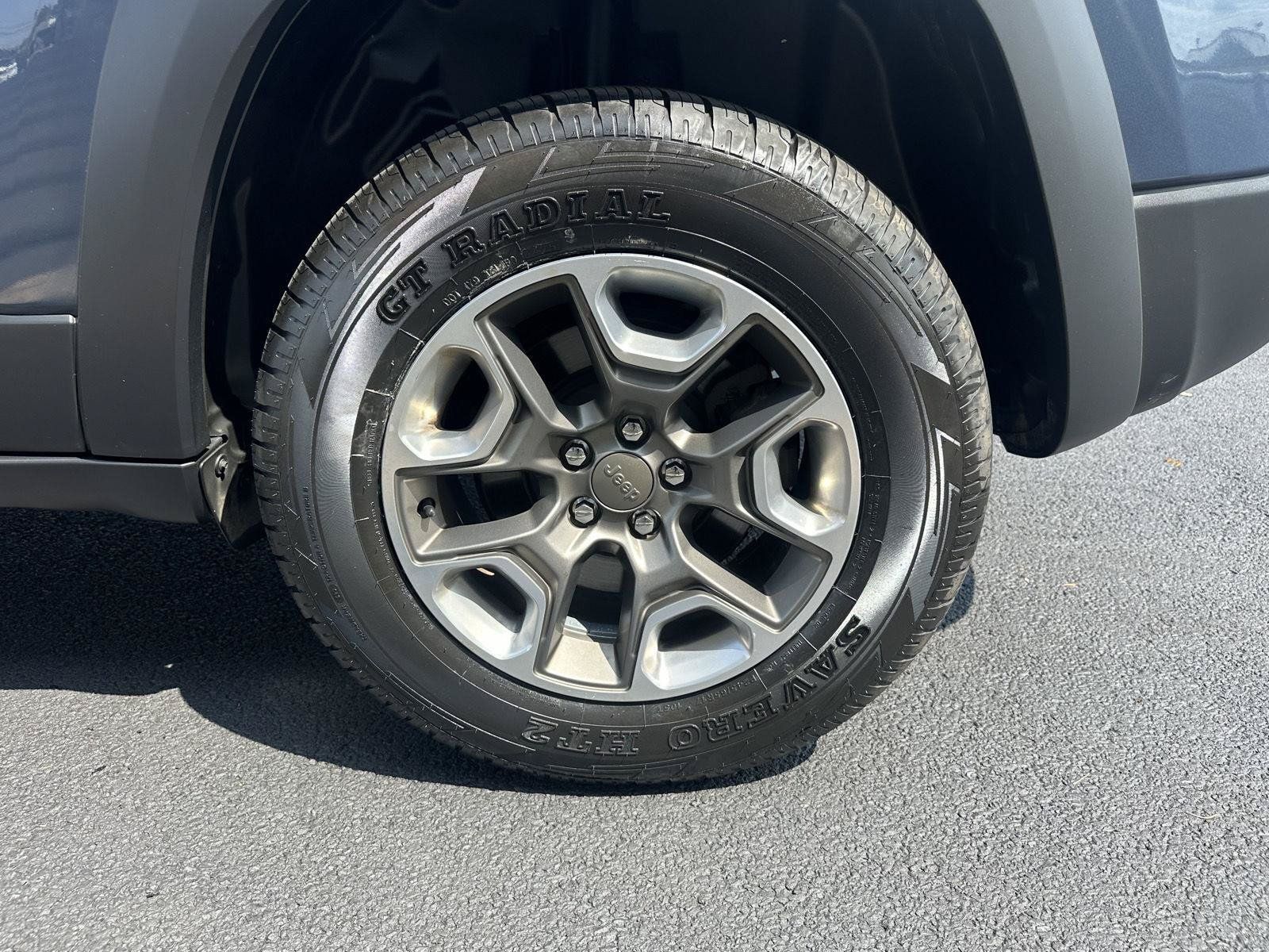 Used 2019 Jeep Cherokee Trailhawk w/ Comfort/Convenience Group AWD/4WD image 17