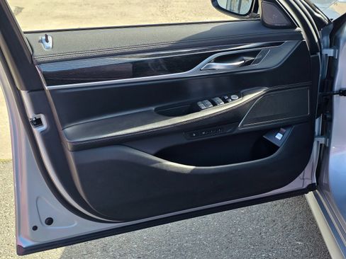 Used 2020 BMW 750i xDrive w/ M Sport Package image 29