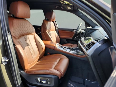 Used 2023 BMW X7 M60i w/ Executive Package image 18