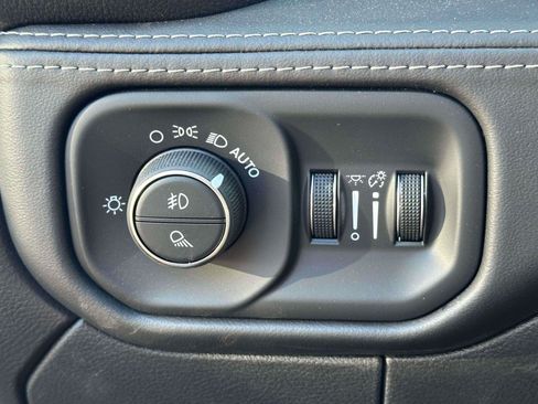 Used 2025 RAM 2500 Limited AWD/4WD image 20