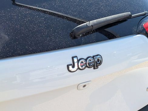 Used 2018 Jeep Cherokee Latitude w/ Safety Group FWD image 6