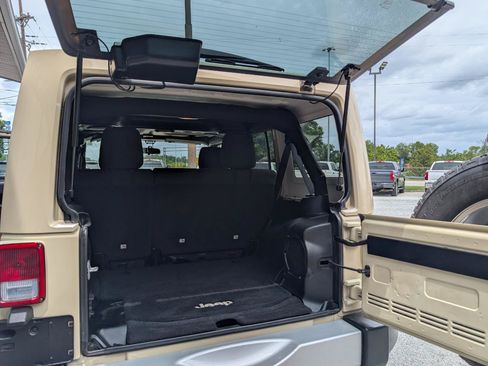 Used 2012 Jeep Wrangler Unlimited Sahara AWD/4WD image 20