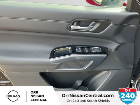 Used 2025 Nissan Pathfinder SL image 17