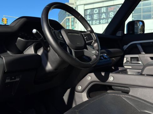 Used 2024 Land Rover Defender 130 X-Dynamic SE image 15