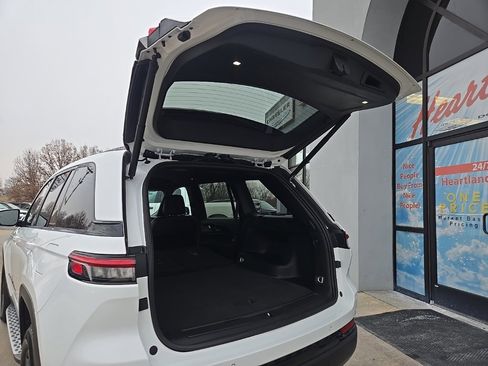 Used 2024 Jeep Grand Cherokee Altitude image 86