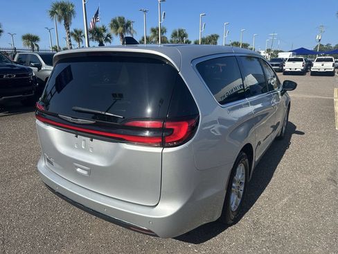 Used 2024 Chrysler Pacifica Touring-L FWD image 16