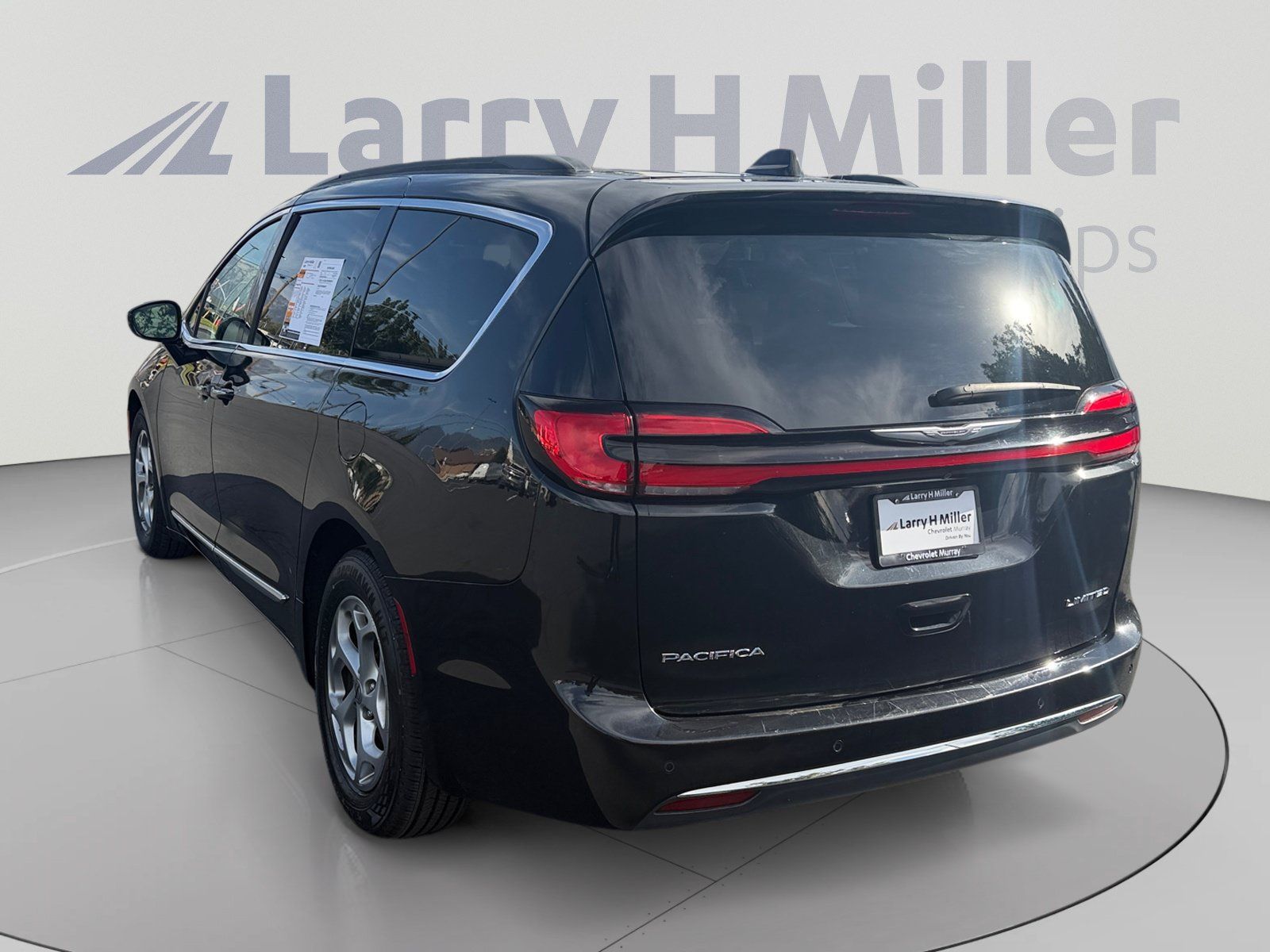 Used 2023 Chrysler Pacifica Limited FWD image 3