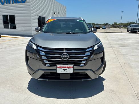 Used 2026 Nissan Rogue SL FWD image 2