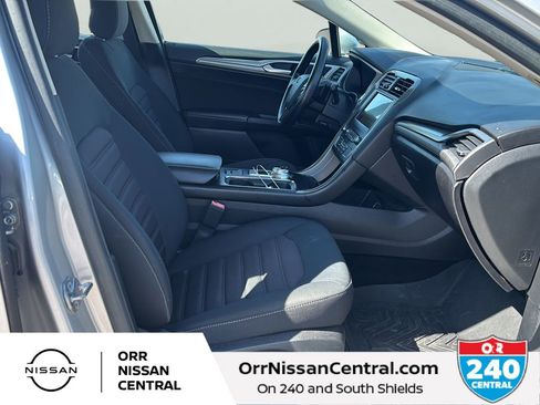 Used 2018 Ford Fusion SE w/ Fusion SE Technology Package FWD image 11