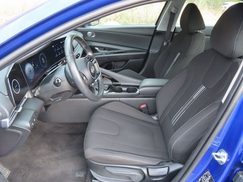 Used 2025 Hyundai Elantra SEL image 19