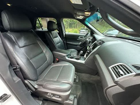 Used 2014 Ford Explorer XLT w/ Equipment Group 202A AWD/4WD image 22